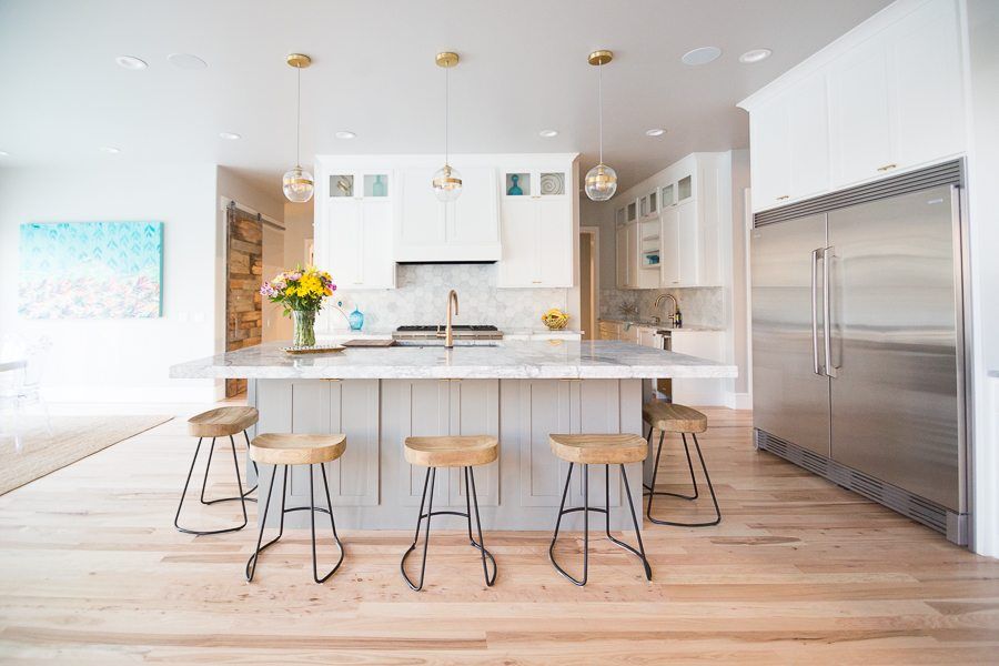 kitchen bar tablle with stools