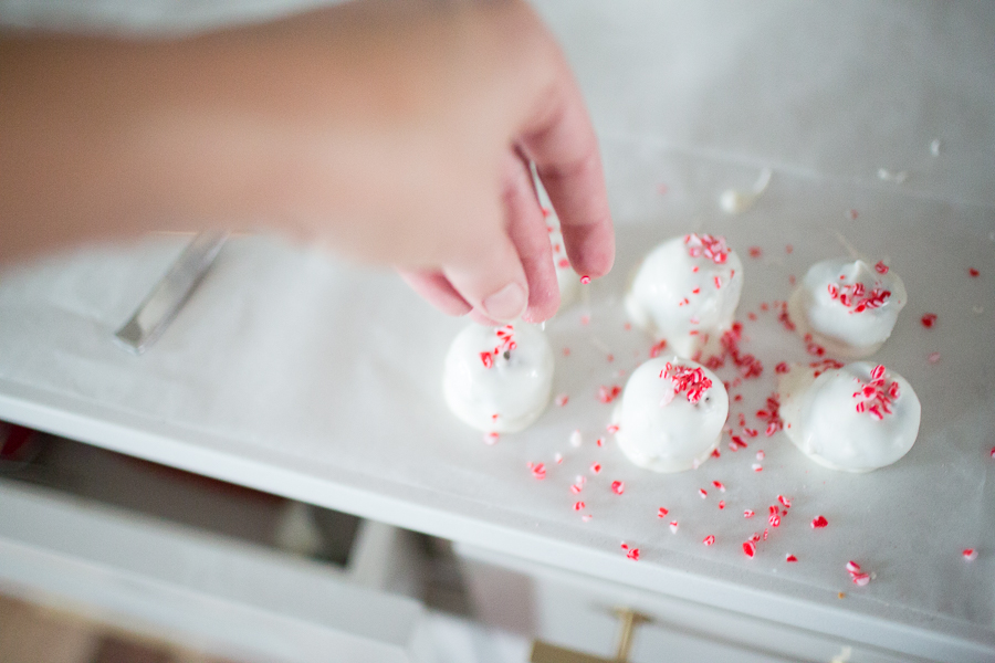 Peppermint-Oreo-Cake-Balls-Christmas-Dessert-16