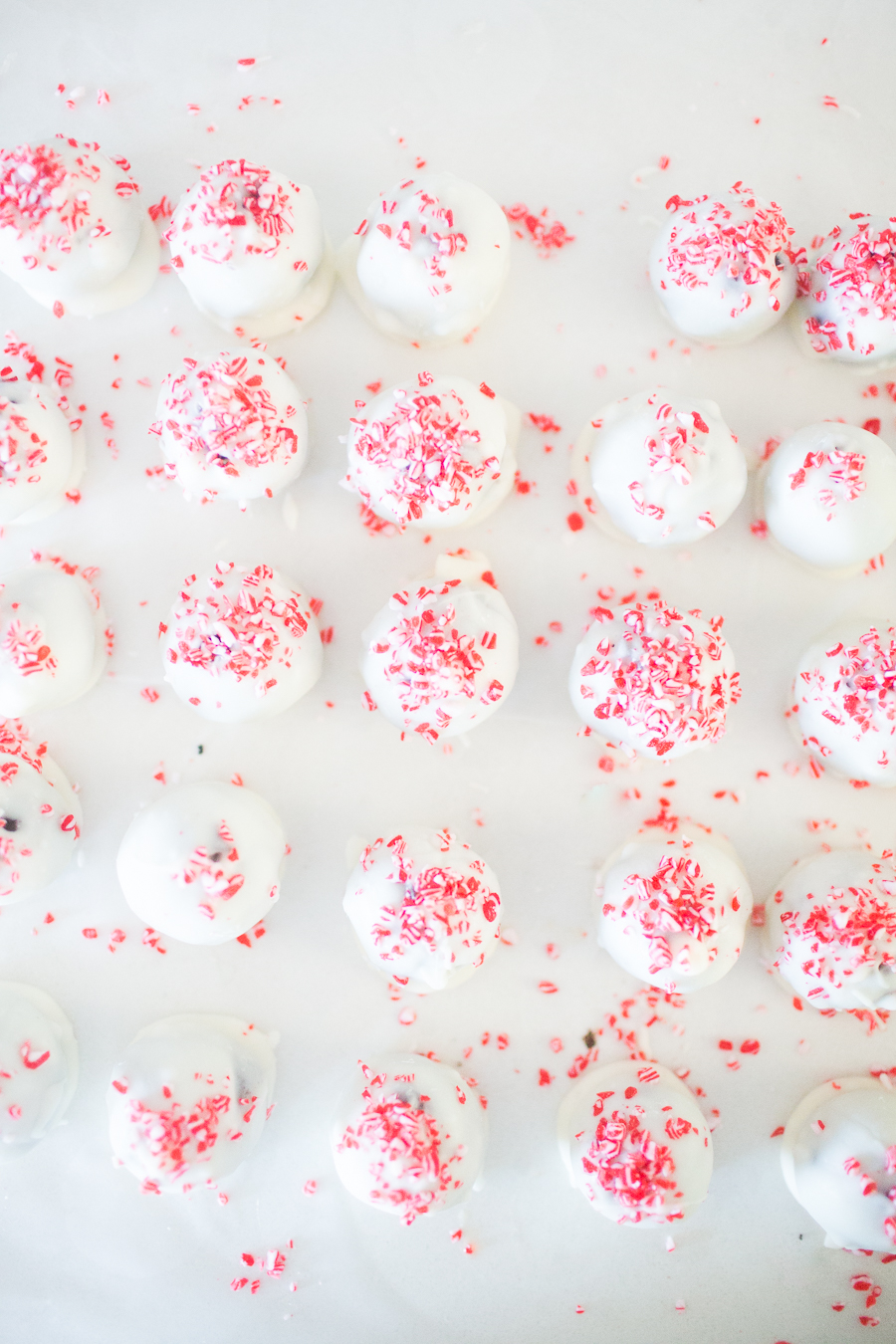 Peppermint-Oreo-Cake-Balls-Christmas-Dessert-1